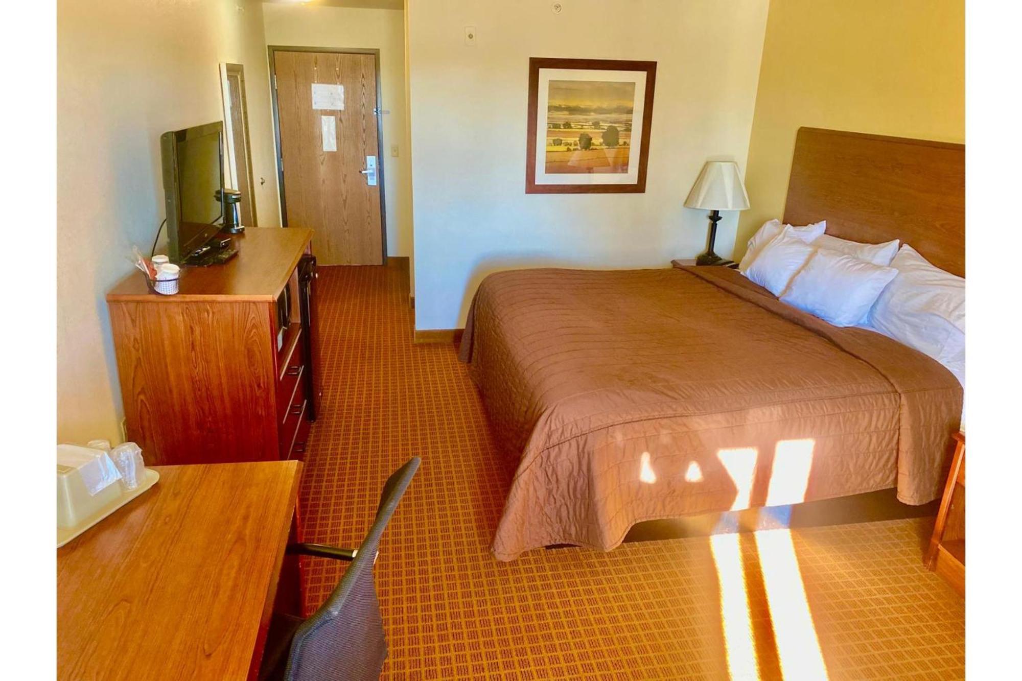 Park View & Near Great Bend Hotel 4*