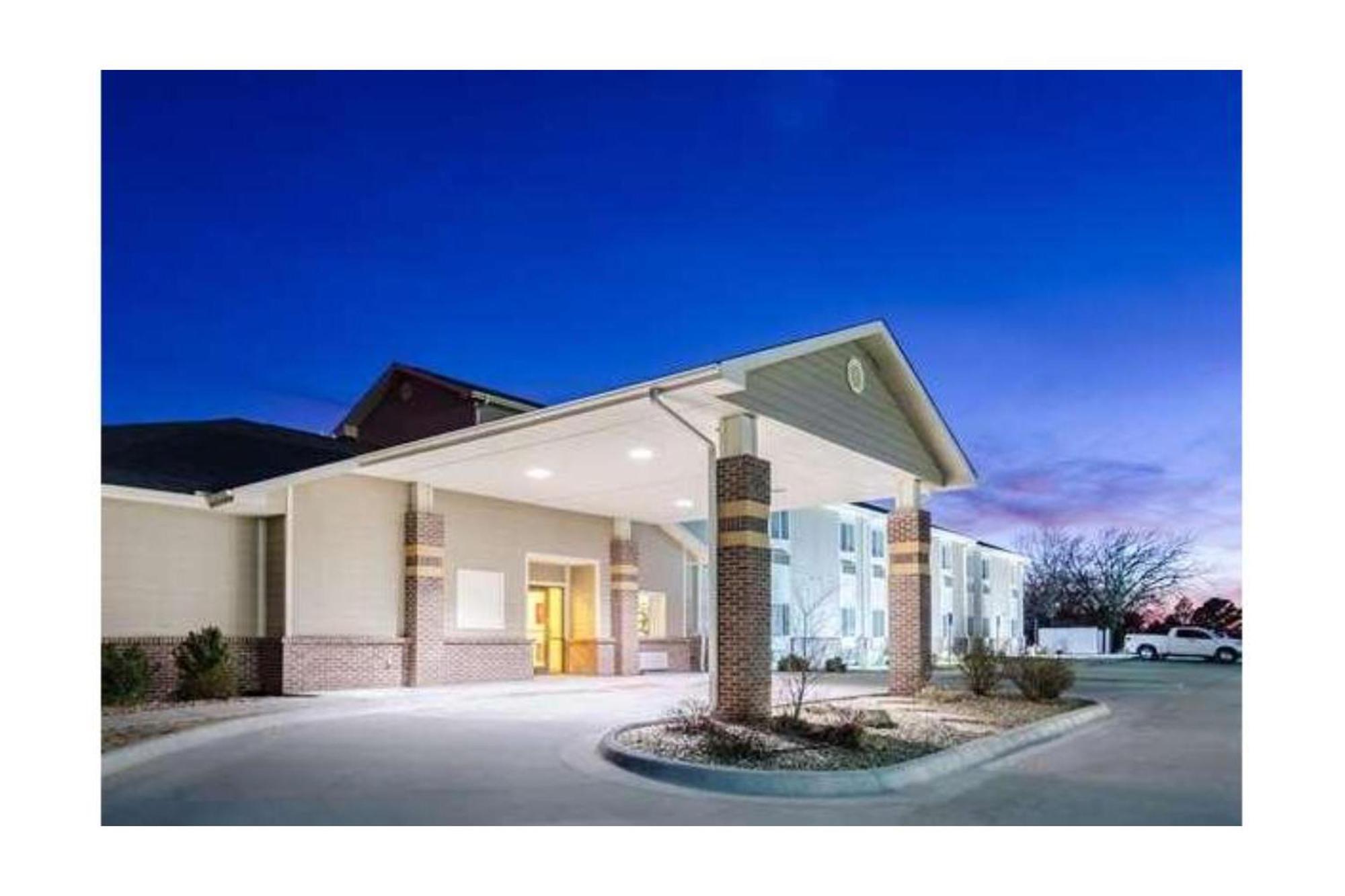 Park View & Near Great Bend Hotel Hoisington